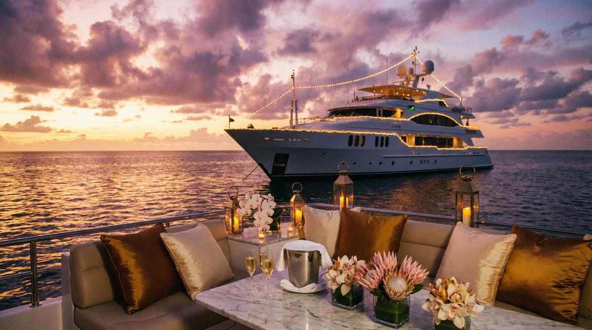 蜜桃传媒游艇派对传媒演示奢华场景拍摄